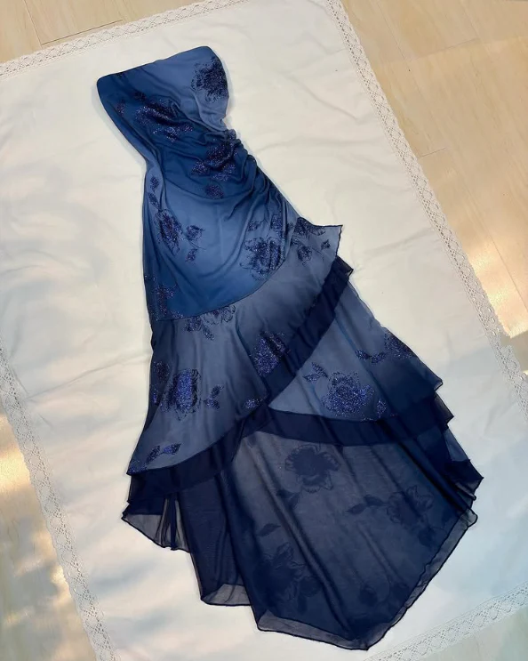 Charmantes marineblaues trägerloses Abendkleid im Meerjungfrau-Stil im Stufenstil Y7811