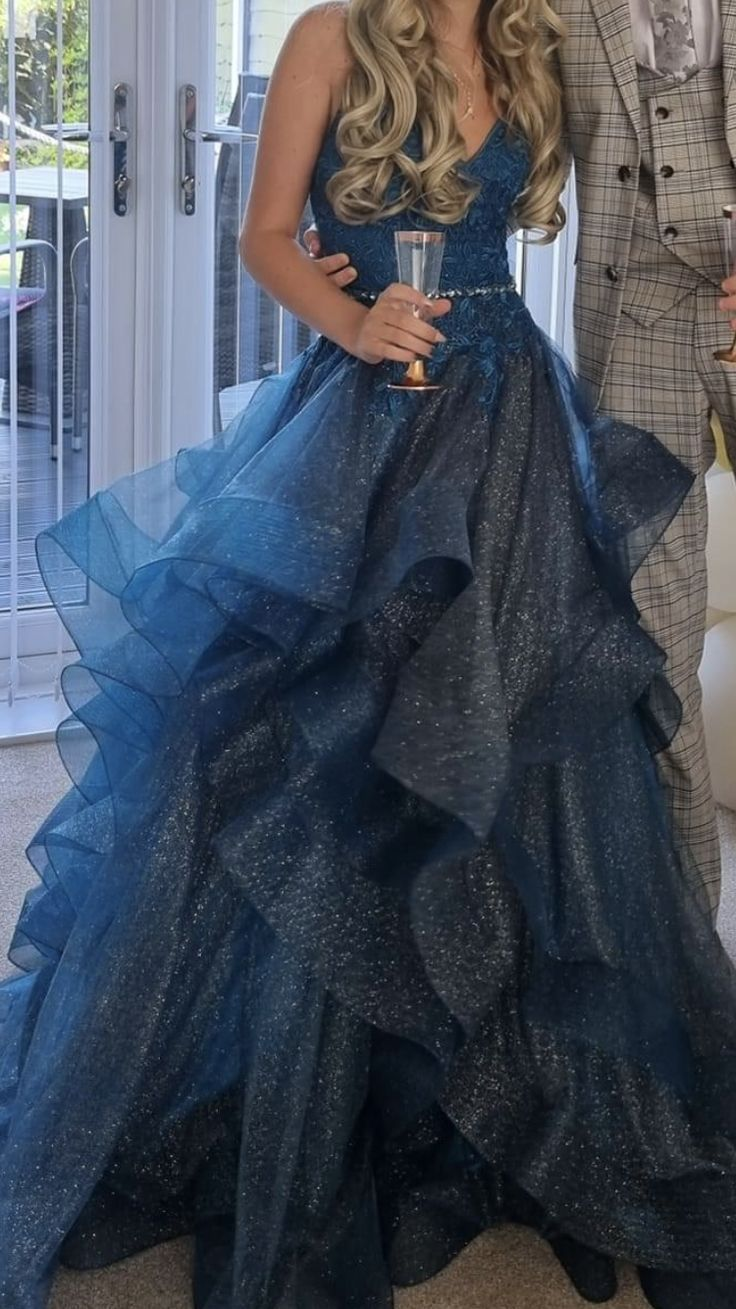 Vestido de fiesta largo azul brillante con escote en V, tul, apliques de lentejuelas y tirantes finos, Y8051