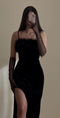 Elegante vestido de noche negro con tirantes finos y abertura Y6412