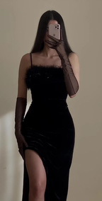 Elegante vestido de noche negro con tirantes finos y abertura Y6412