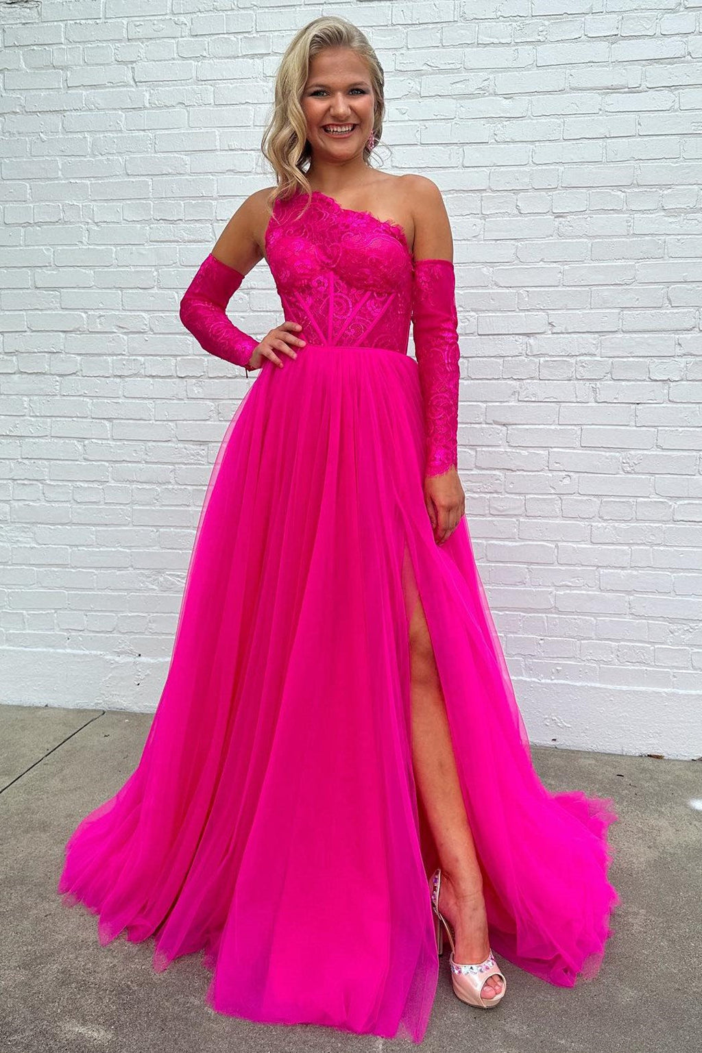 Madilyn | A-Linien-Ballkleid mit One-Shoulder-Träger, Spitze und Tüll mit Schlitz