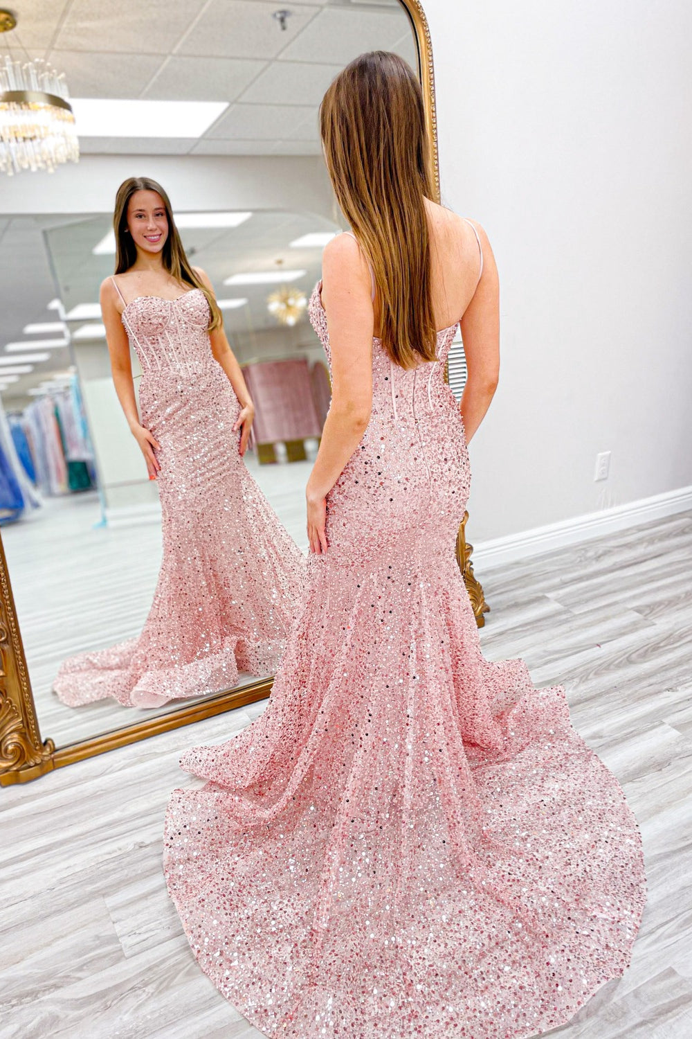 Nori | Vestido de fiesta largo con tirantes finos y lentejuelas rosas estilo sirena