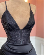 Vestido de noche sexy negro con tirantes finos y abertura Y4393