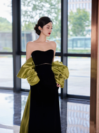 Hübsches schwarzes trägerloses langes Satin-Ballkleid mit Schleife Y8594
