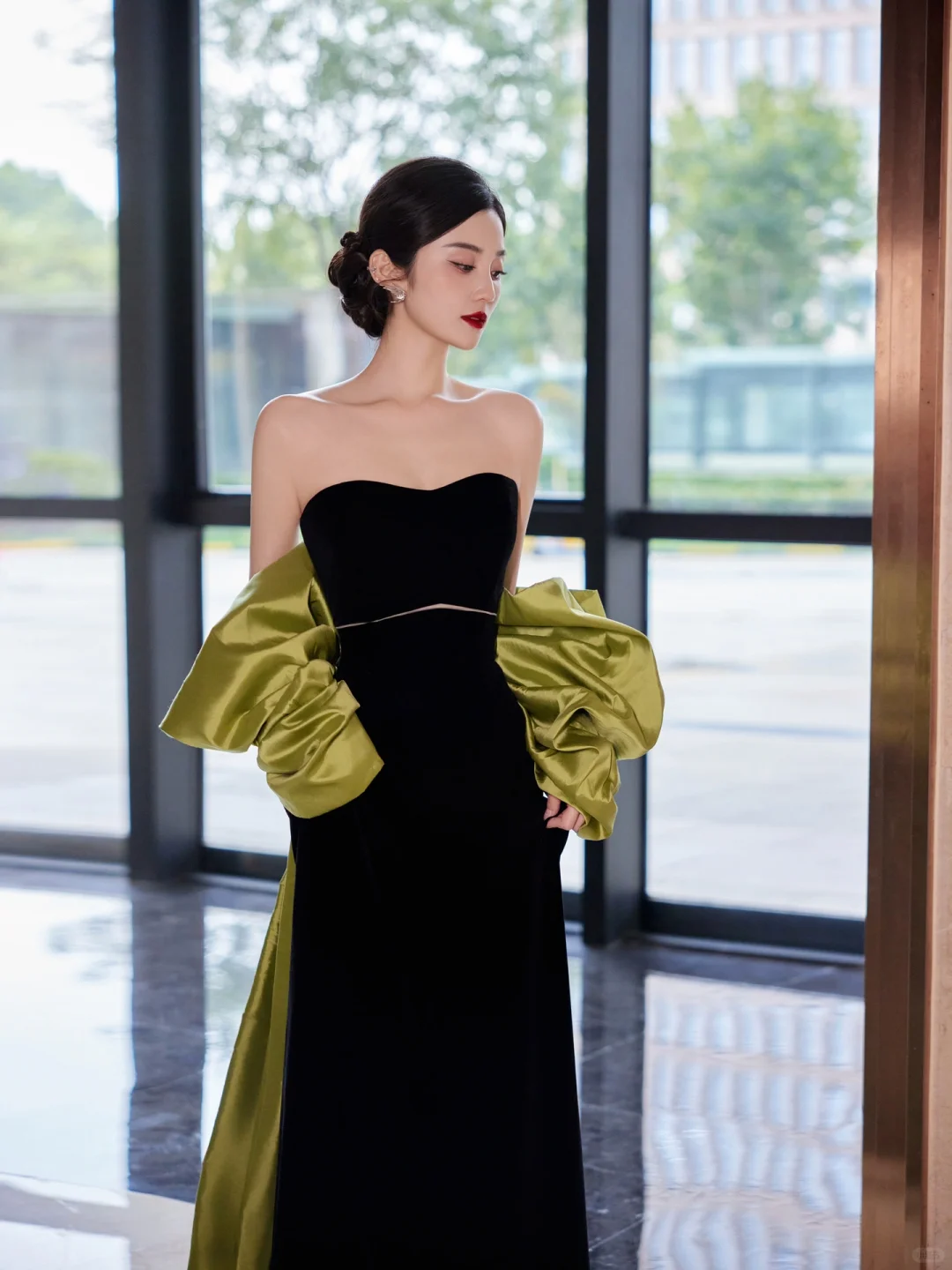 Hermoso vestido de noche largo de satén negro sin tirantes con lazo Y8594