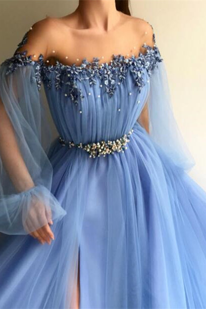 Schulterfreies, langärmliges Ballkleid aus Tüll mit Perlen und Schlitzen