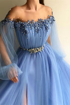 Schulterfreies, langärmliges Ballkleid aus Tüll mit Perlen und Schlitzen