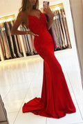 Vestido de fiesta de sirena con espalda abierta y delicados apliques de sirena escarlata