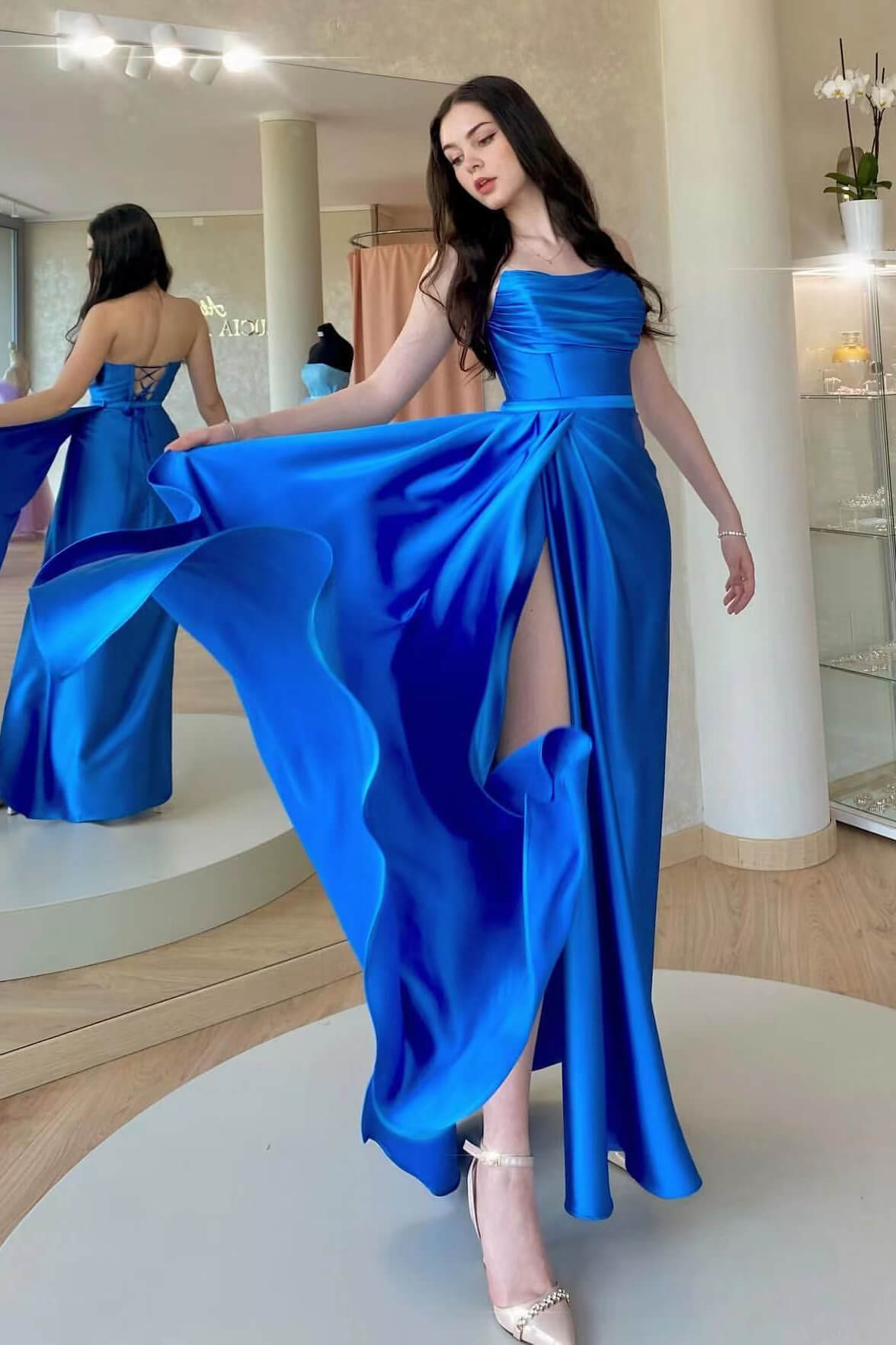 Vestido de fiesta sin tirantes, espalda abierta, sin mangas, con abertura y volante