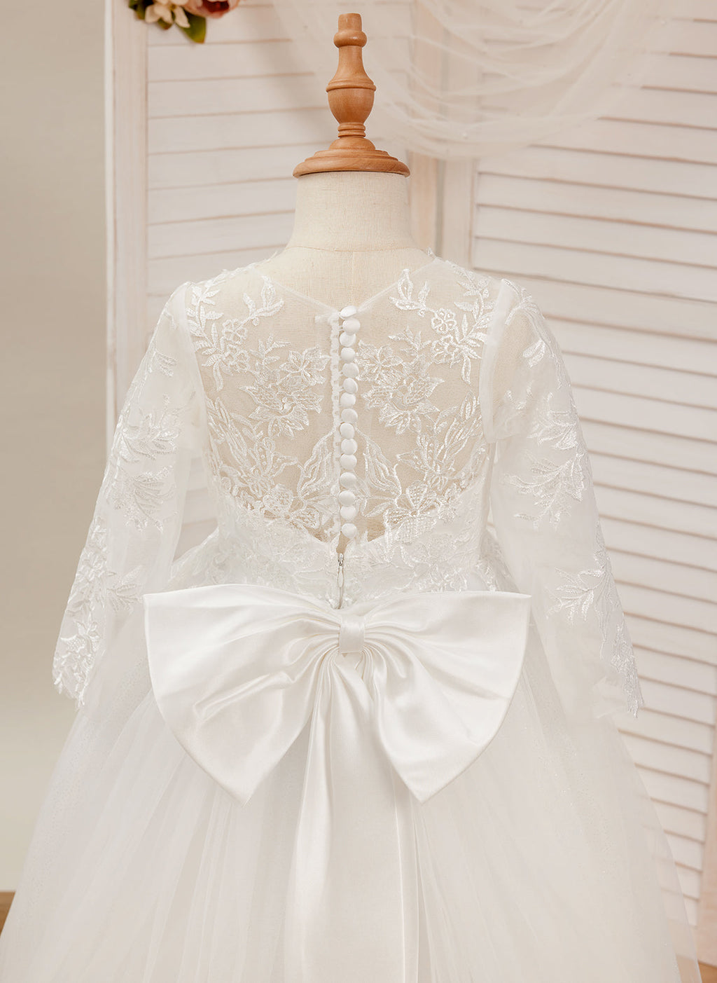 Ballkleid mit langen Ärmeln und Tüll-Schleppe zur Erstkommunion 