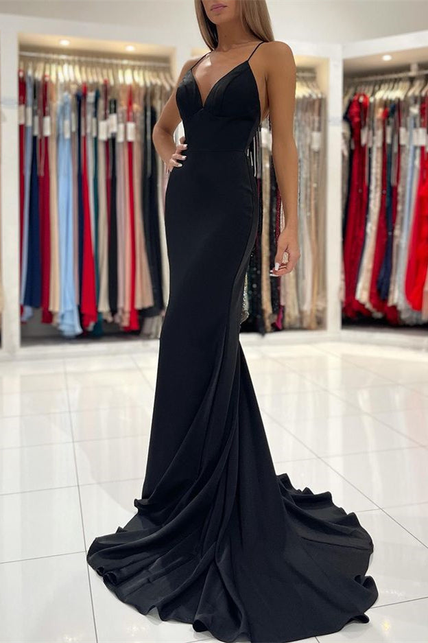 Elegante vestido de fiesta largo de sirena con charmeuse negro y tirantes finos
