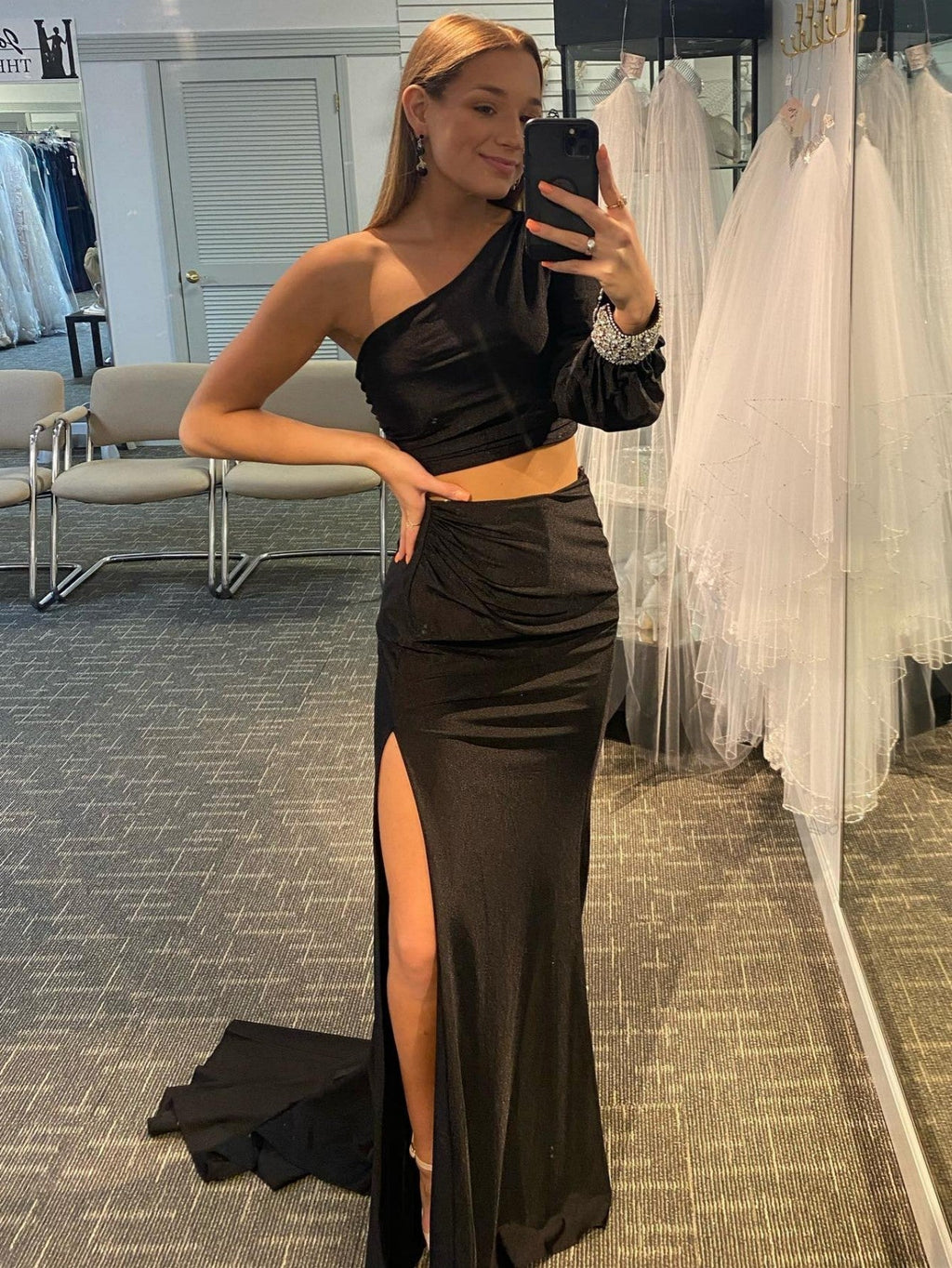 Vestido de fiesta largo negro de dos piezas con escote sirena y un solo hombro de satén