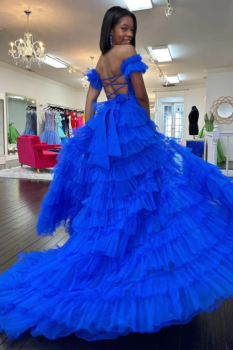 Adalynn | Vestido de fiesta largo de tul con volantes y hombros descubiertos en azul real con abertura