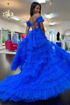 Adalynn | Vestido de fiesta largo de tul con volantes y hombros descubiertos en azul real con abertura