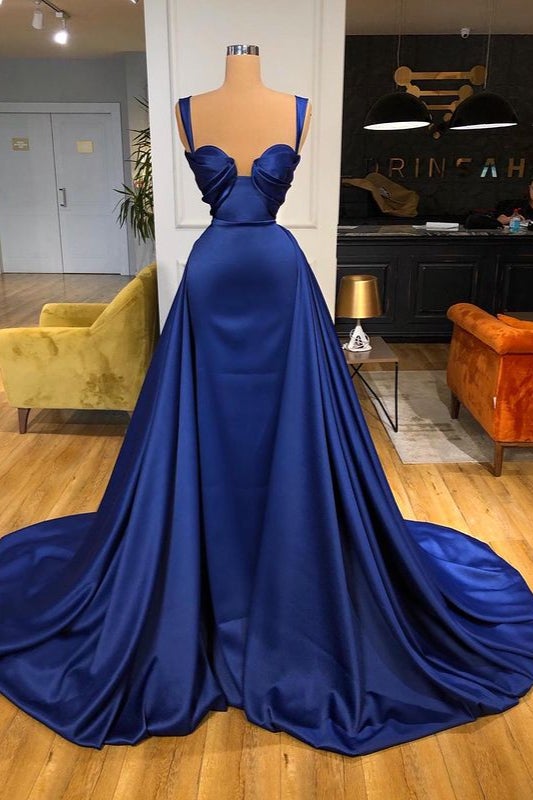 Vestido de fiesta largo tipo sirena con escote en forma de corazón y tirantes en azul real con cola
