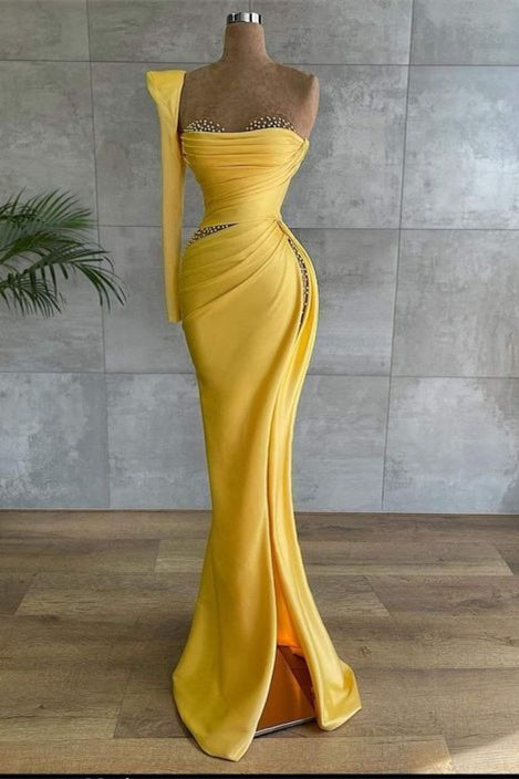 Gelbes langes Meerjungfrau-Ballkleid aus asymmetrischem Satin mit Perlen und Ärmeln