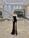 Charmantes schwarzes trägerloses Ballkleid mit hohem Seitenschlitz, Etuikleid/Säule, schwarzes Abendkleid Y386