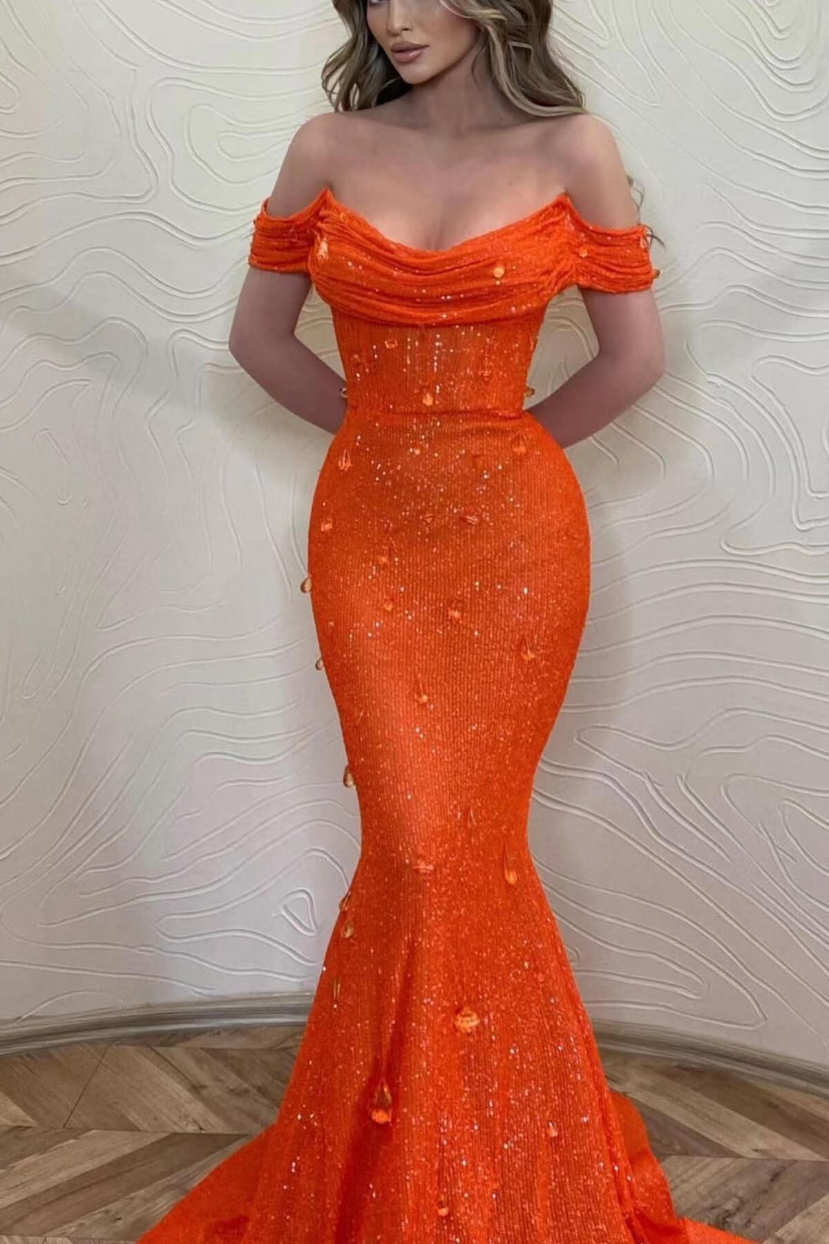 Oranges langes schulterfreies Meerjungfrau-Ballkleid mit Pailletten