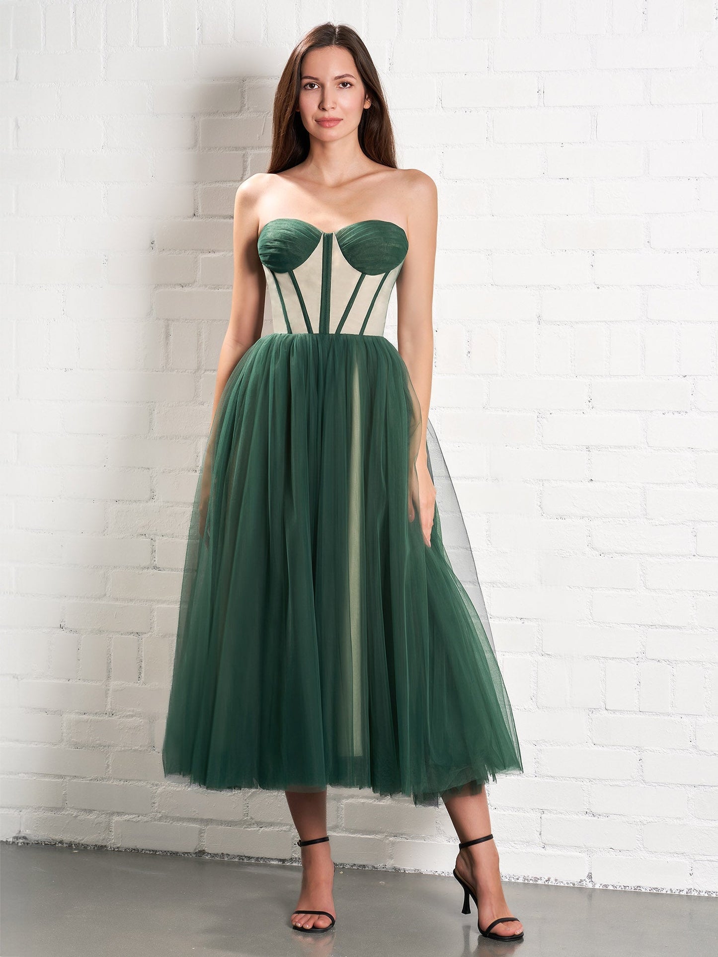 Trägerloses, bauschiges Midi-Tüllkleid