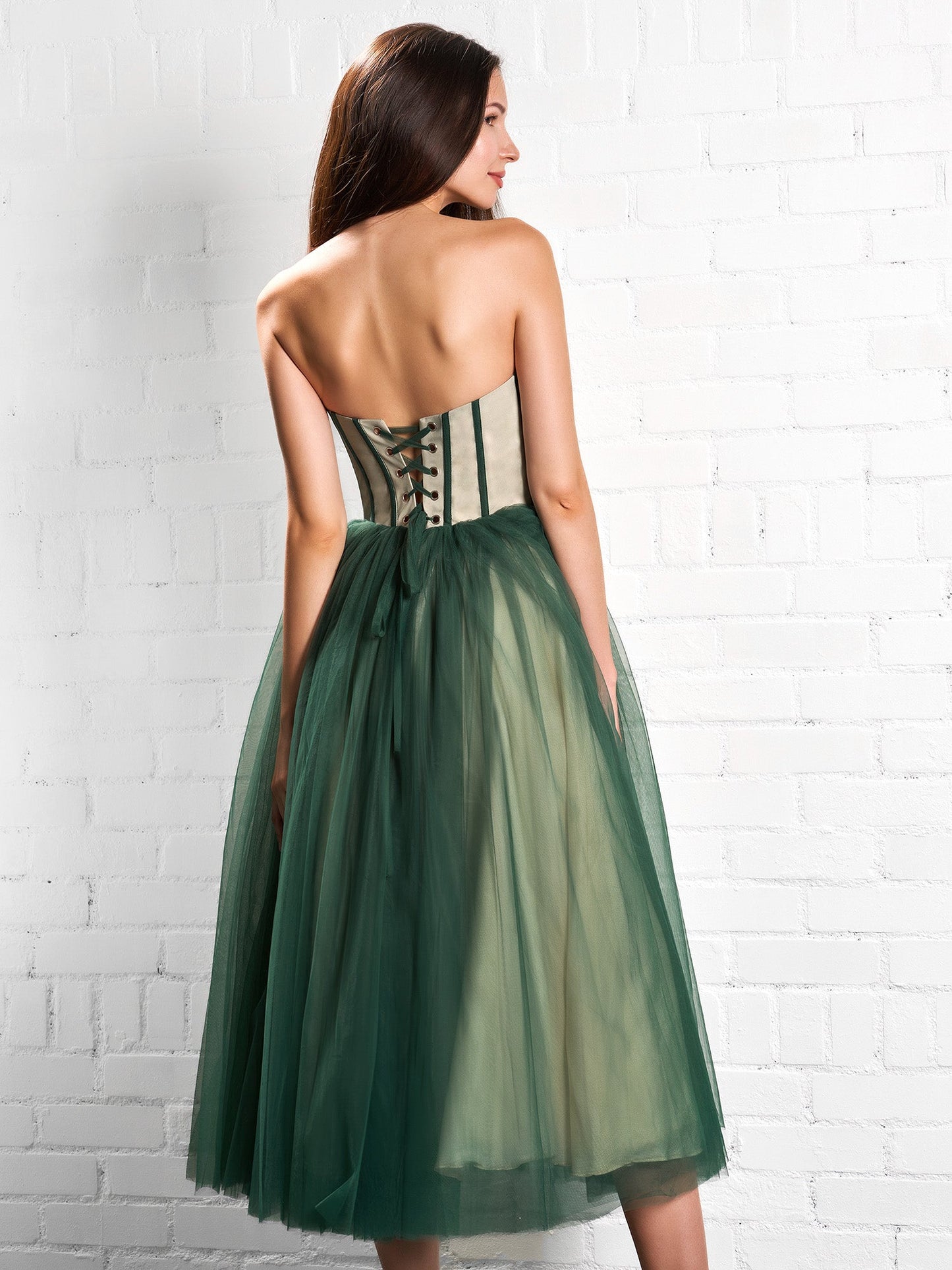 Trägerloses, bauschiges Midi-Tüllkleid