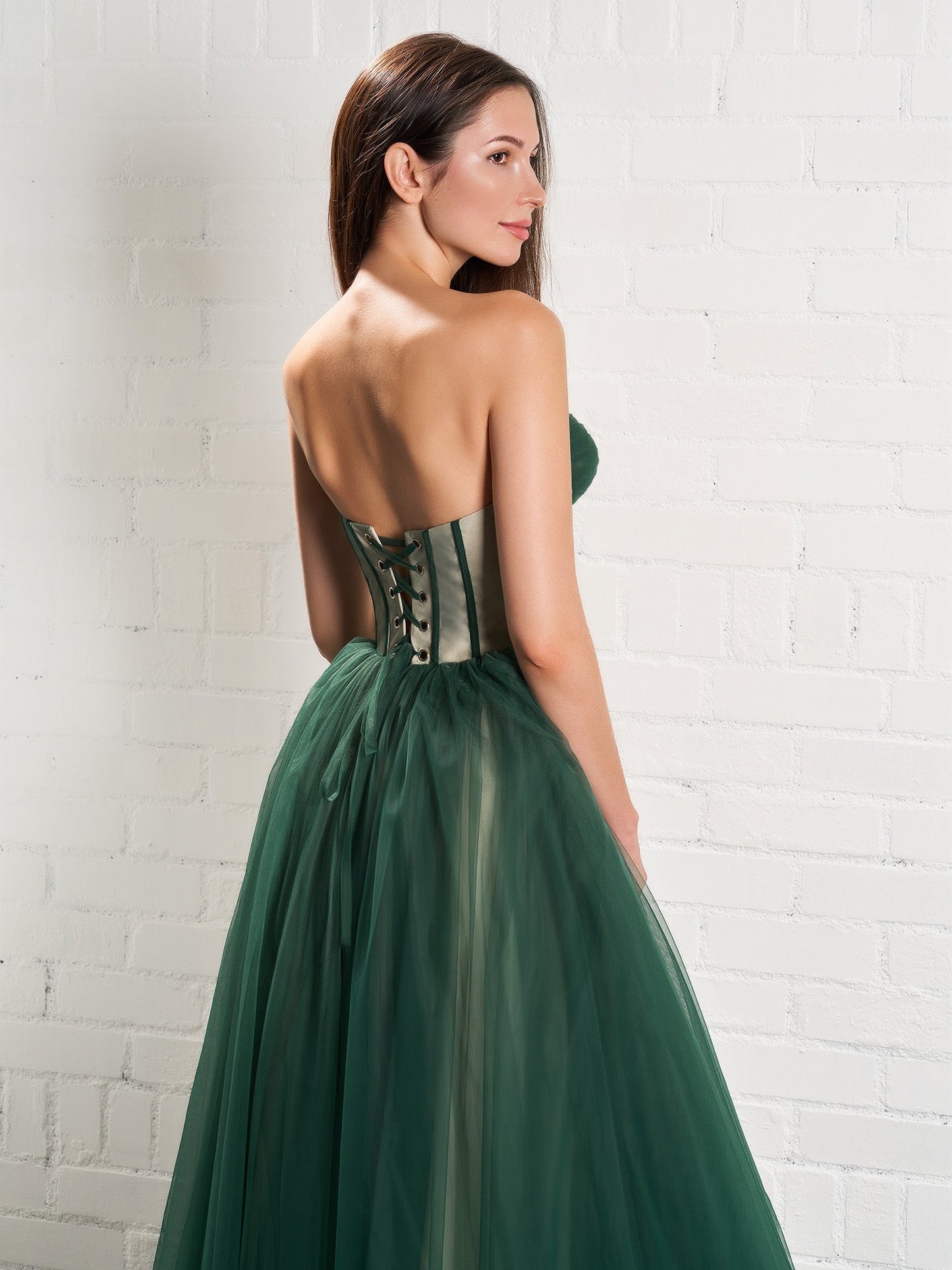 Trägerloses, bauschiges Midi-Tüllkleid