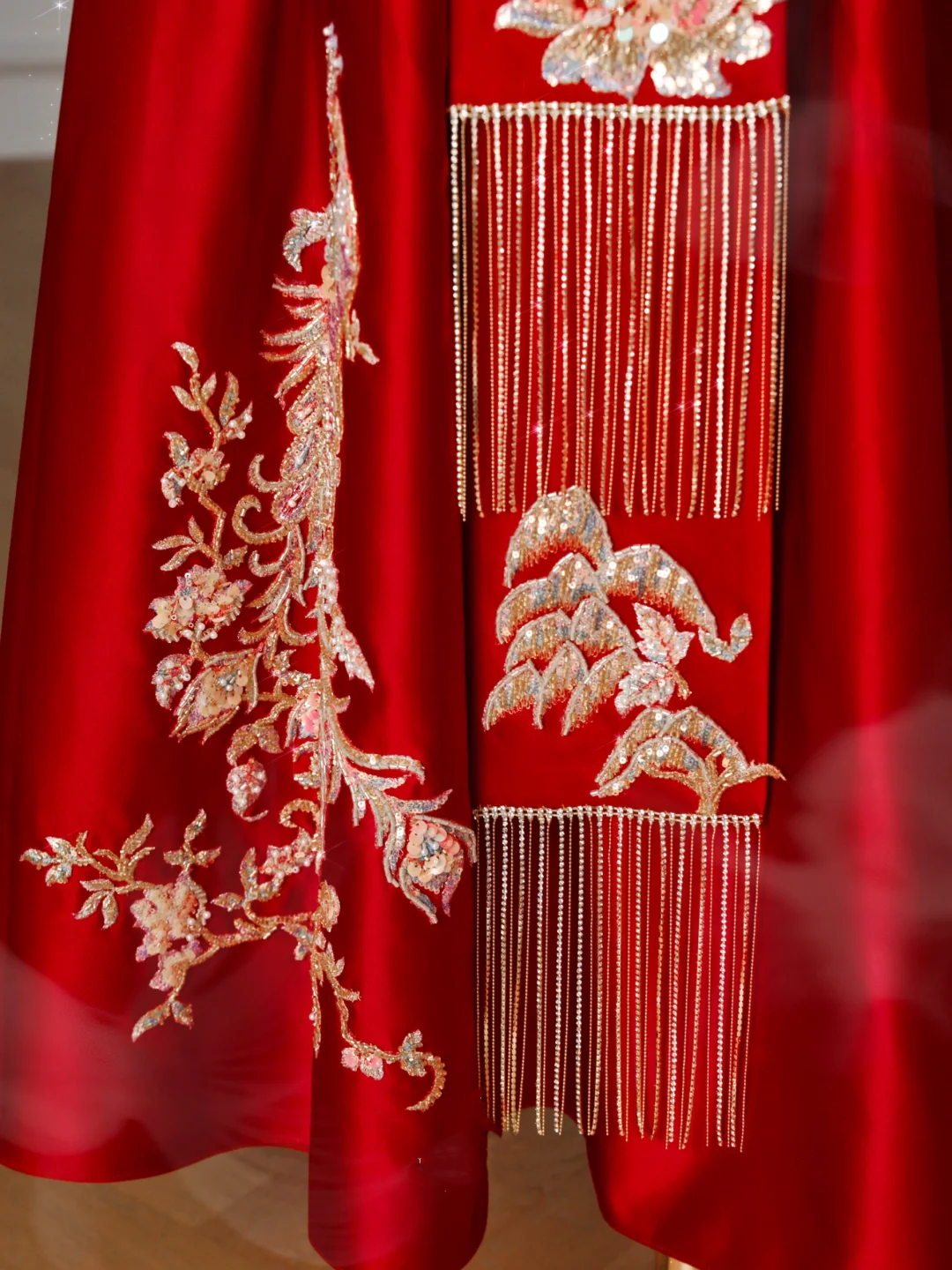 Wunderschönes rotes Satin-Pailletten-Stickerei-A-Linien-Ballkleid, trägerloses Abendkleid Y8631