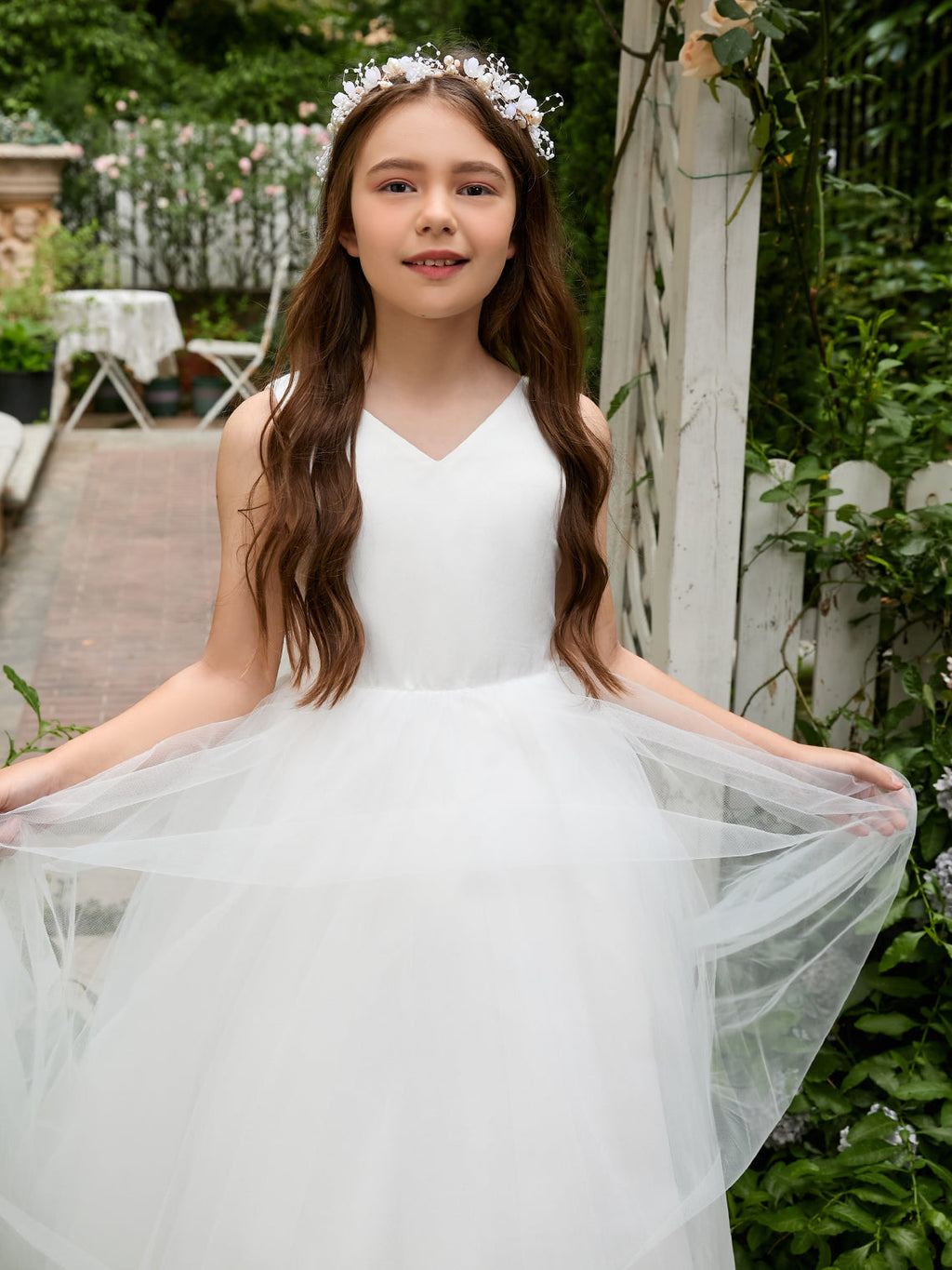Klassisches weißes ärmelloses A-Linien-Blumenmädchenkleid aus Satin und Tüll 