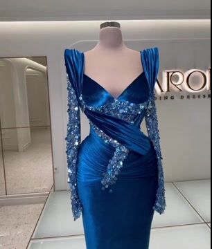 Königsblaues Meerjungfrau-Ballkleid mit eleganten langen Ärmeln und funkelnder Perlenstickerei 