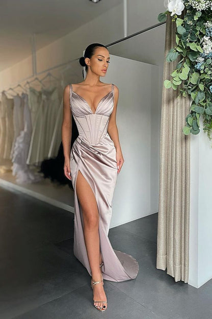 Ärmelloses Ballkleid mit Spaghettiträgern und V-Ausschnitt und Schlitz