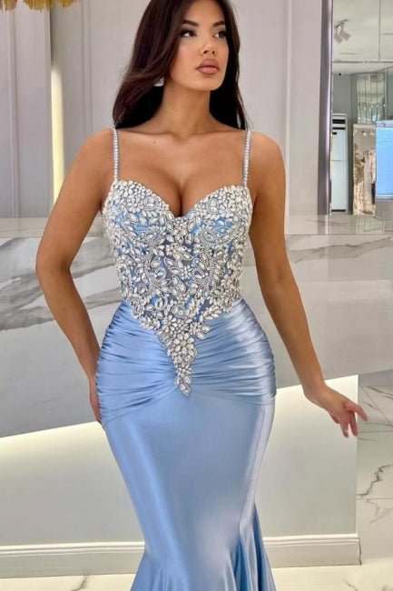 Atractivo vestido de fiesta de encaje con tirantes finos y cola de sirena larga