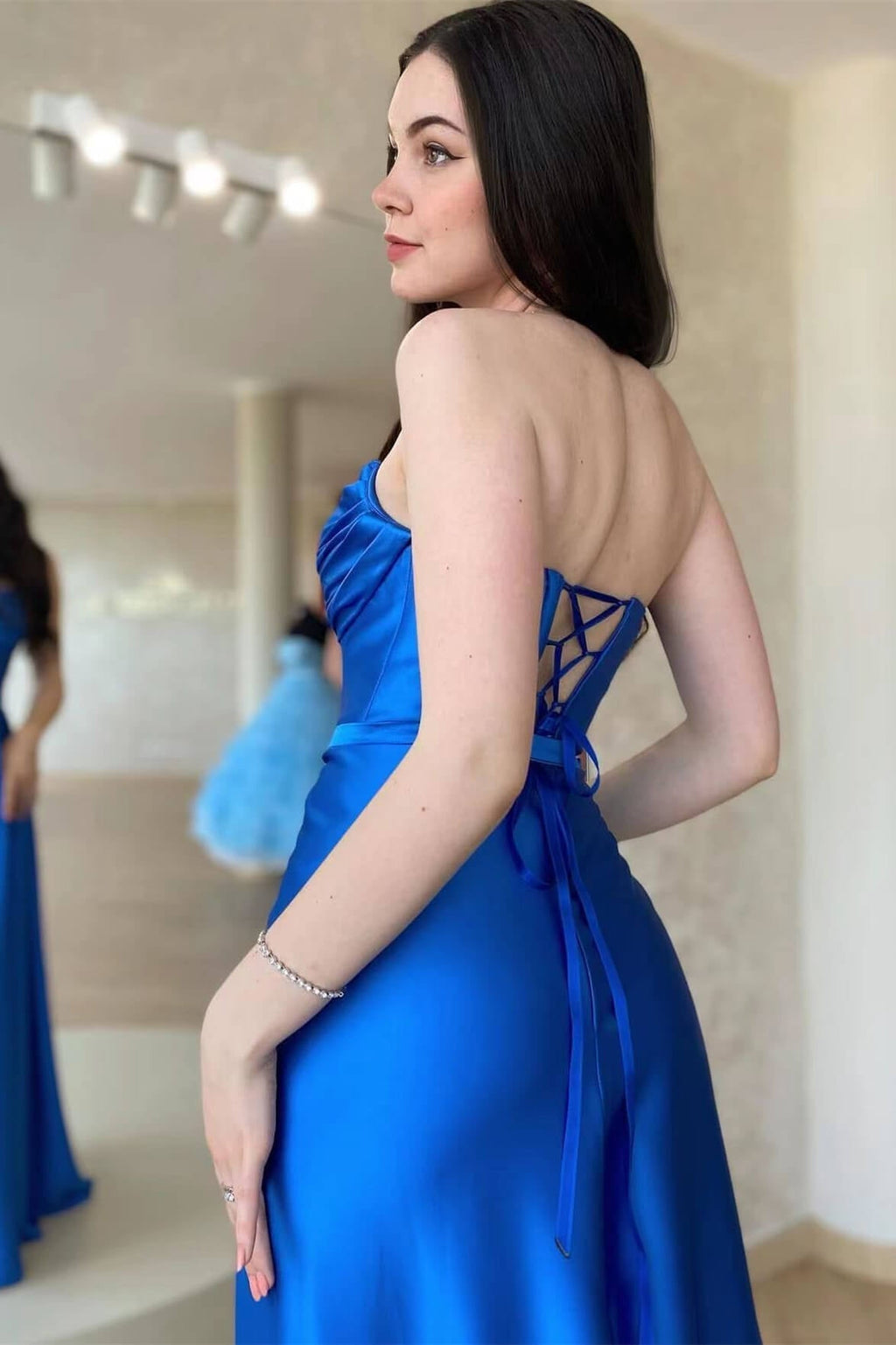 Vestido de fiesta sin tirantes, espalda abierta, sin mangas, con abertura y volante