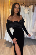 Trägerloses, elegantes schwarzes Meerjungfrau-Ballkleid mit langen Ärmeln und stilvollem Schlitz