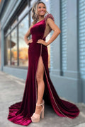 Vestido formal largo de terciopelo color vino con cuentas, un hombro y abertura