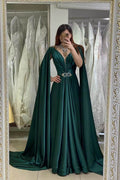 Vestido de fiesta largo de corte A con escote en V y volantes, cuentas y capa