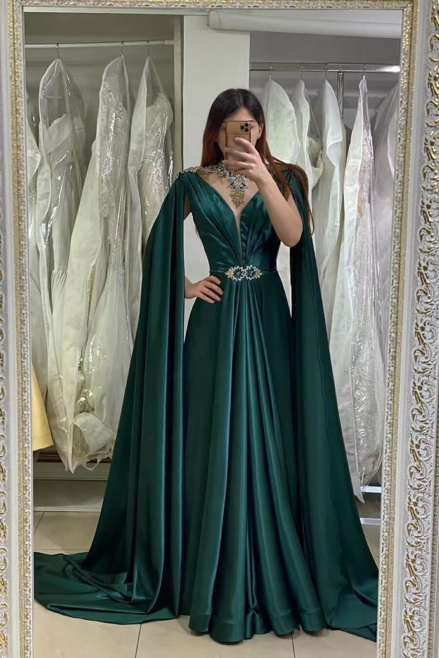 Vestido de fiesta largo de corte A con escote en V y volantes, cuentas y capa