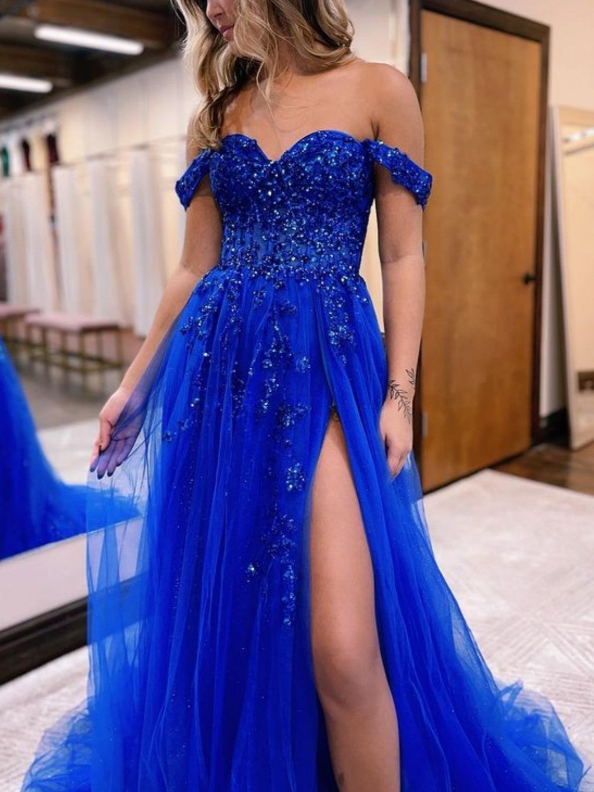 Meadow | Vestido de fiesta de tul con encaje, hombros descubiertos y abertura en forma de A