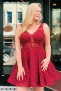 Gertrude | A-Linien-Heimkehrkleid aus roter Spitze mit transparentem Rücken
