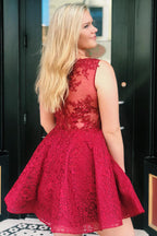 Gertrude | A-Linien-Heimkehrkleid aus roter Spitze mit transparentem Rücken