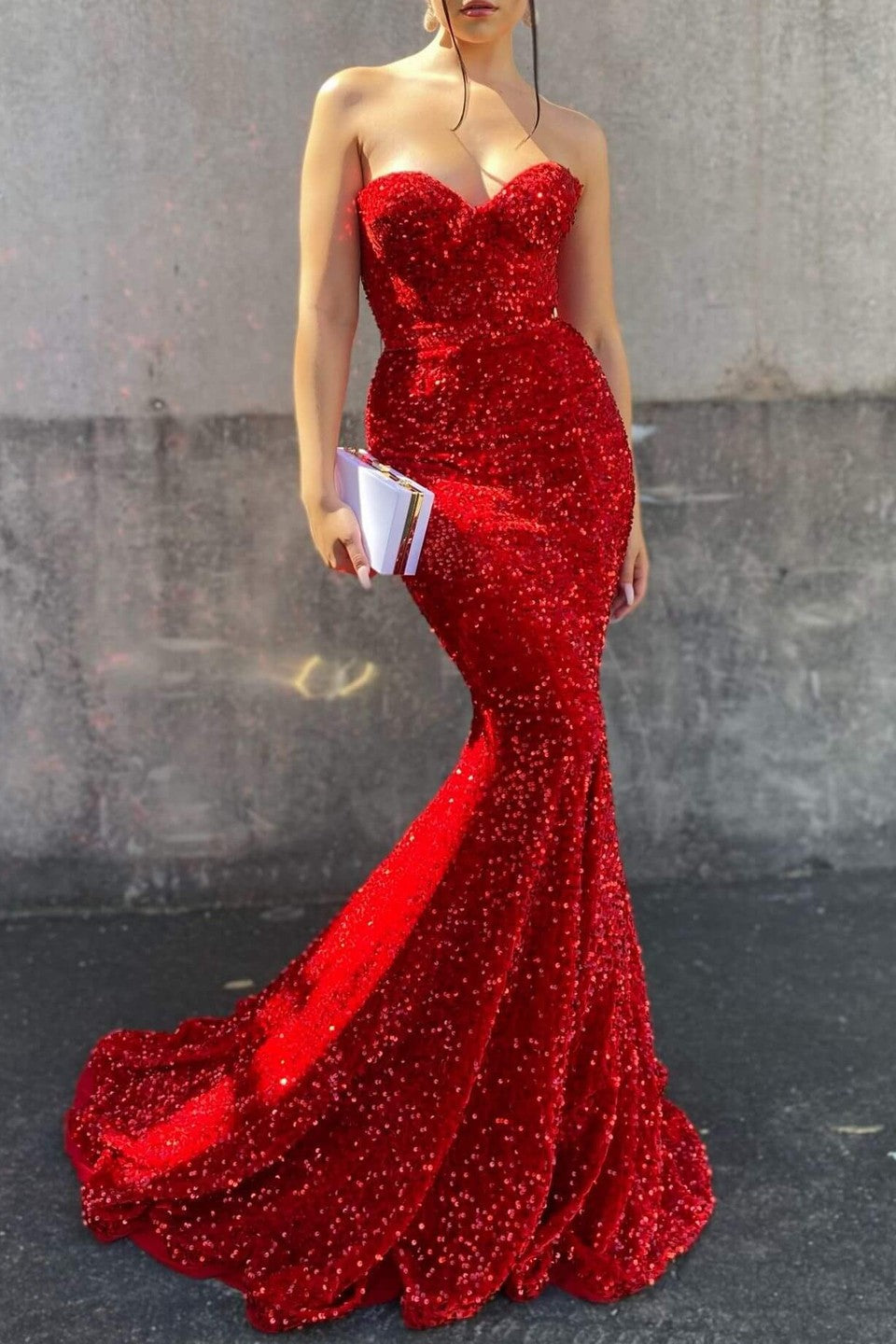 Elegantes langes Meerjungfrauen-Ballkleid mit Pailletten und Herzausschnitt und Rüschen