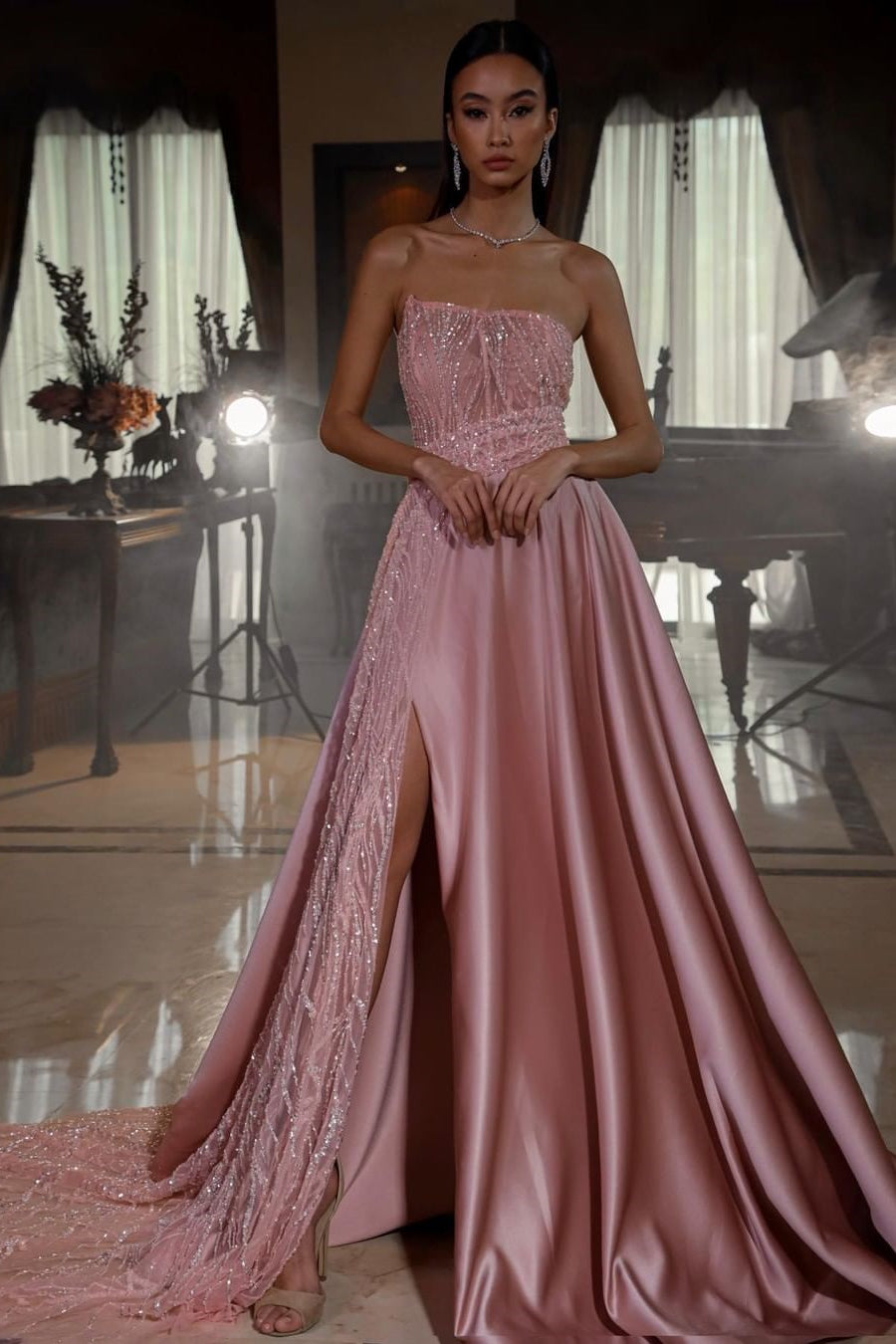 Vestido de fiesta formal largo de corte A con lentejuelas, sin tirantes, sin mangas y abertura