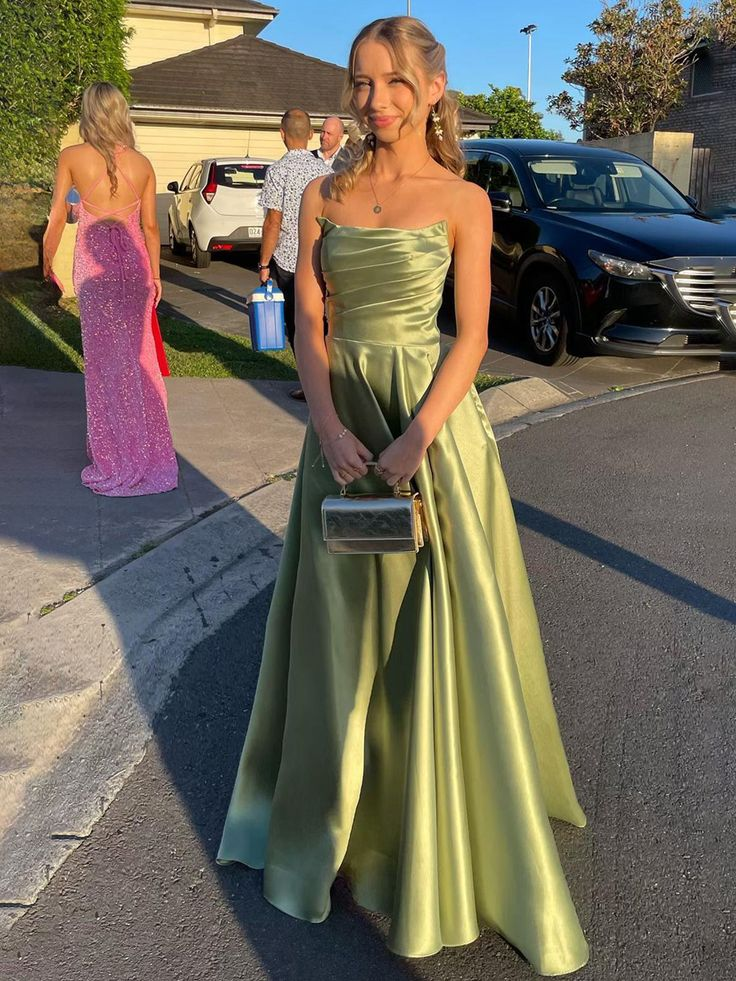 Salbeigrünes trägerloses Satin-Plissee-A-Linien-Ballkleid mit langem Ärmel Y7905