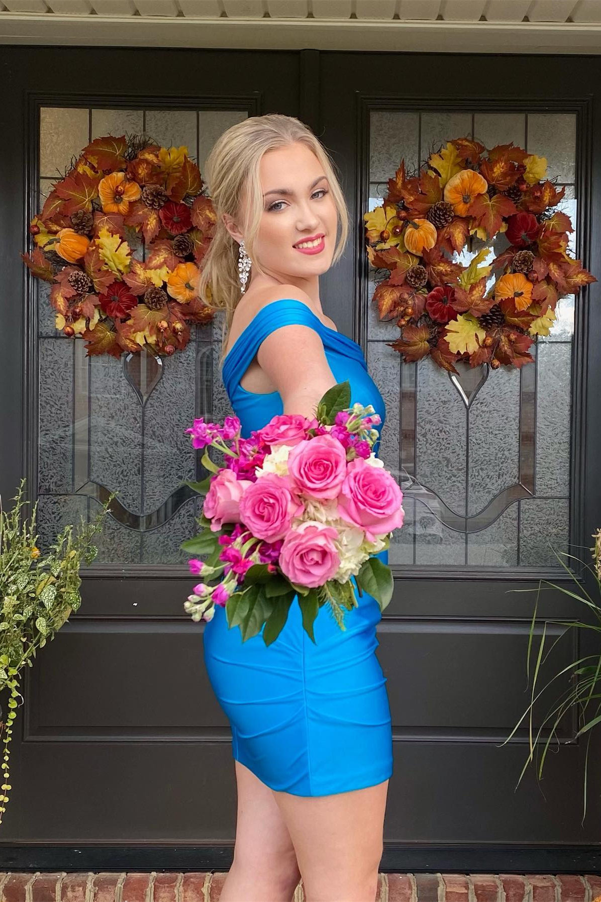 Simply Blue – Schulterfreies, figurbetontes Mini-Heimkehrkleid Y3016