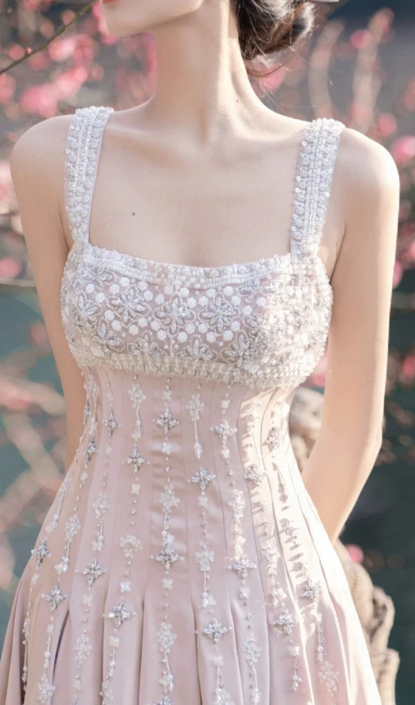 Vestido de fiesta de satén color nude de lujo con cuentas de diamantes hechas a mano Y4542