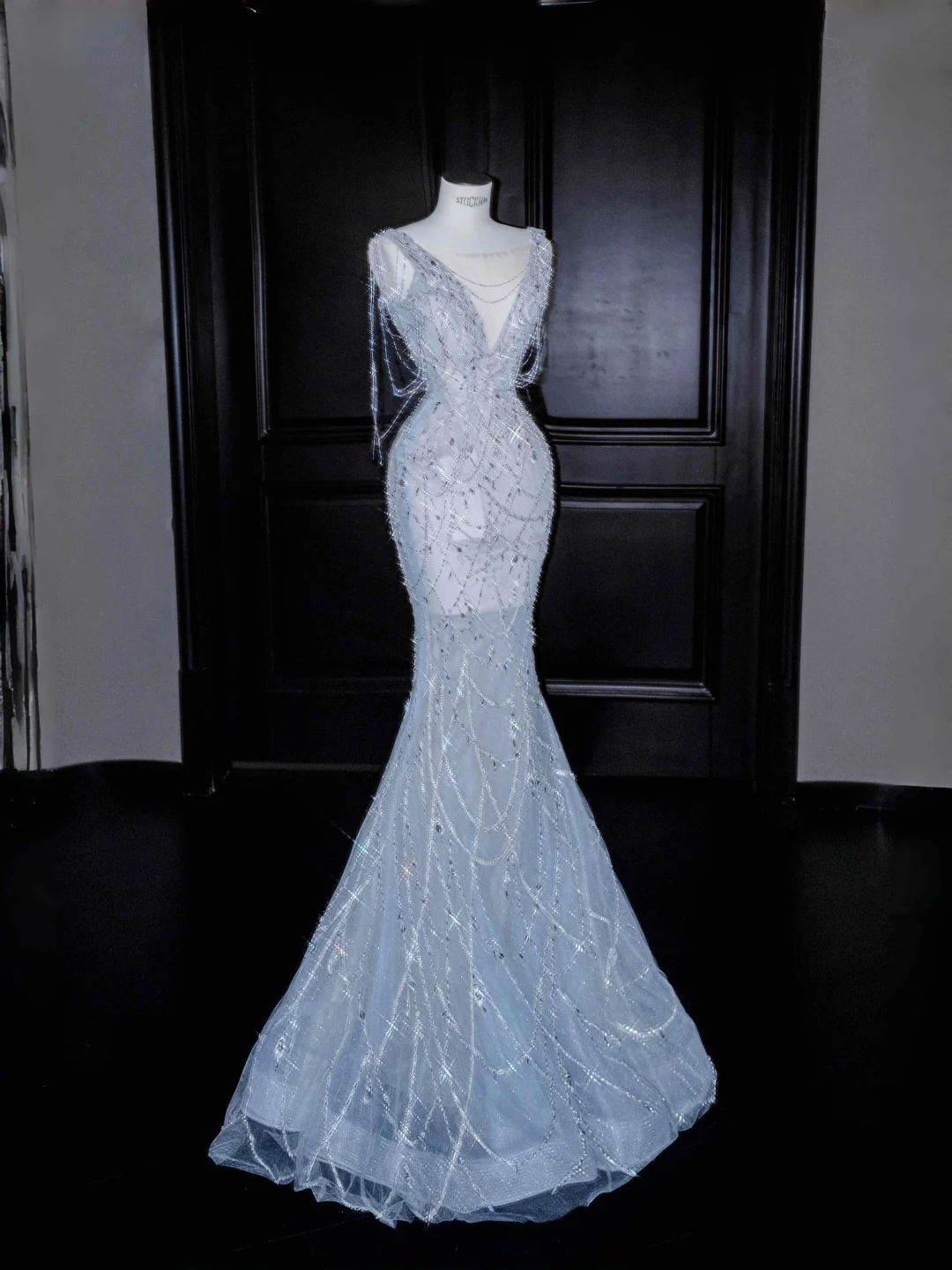 Vestido de fiesta largo de sirena con escote en V y cadena de cuentas de tul azul sueño Y8665