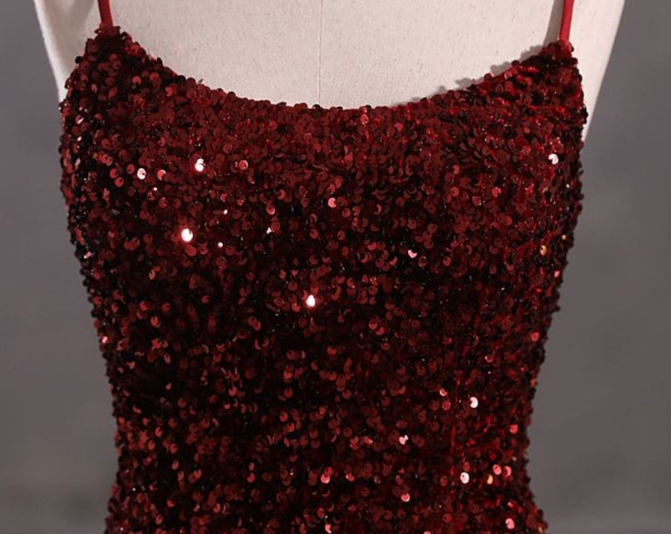 Schmales, schimmerndes, rückenfreies Abendkleid in Burgunderrot Y4164