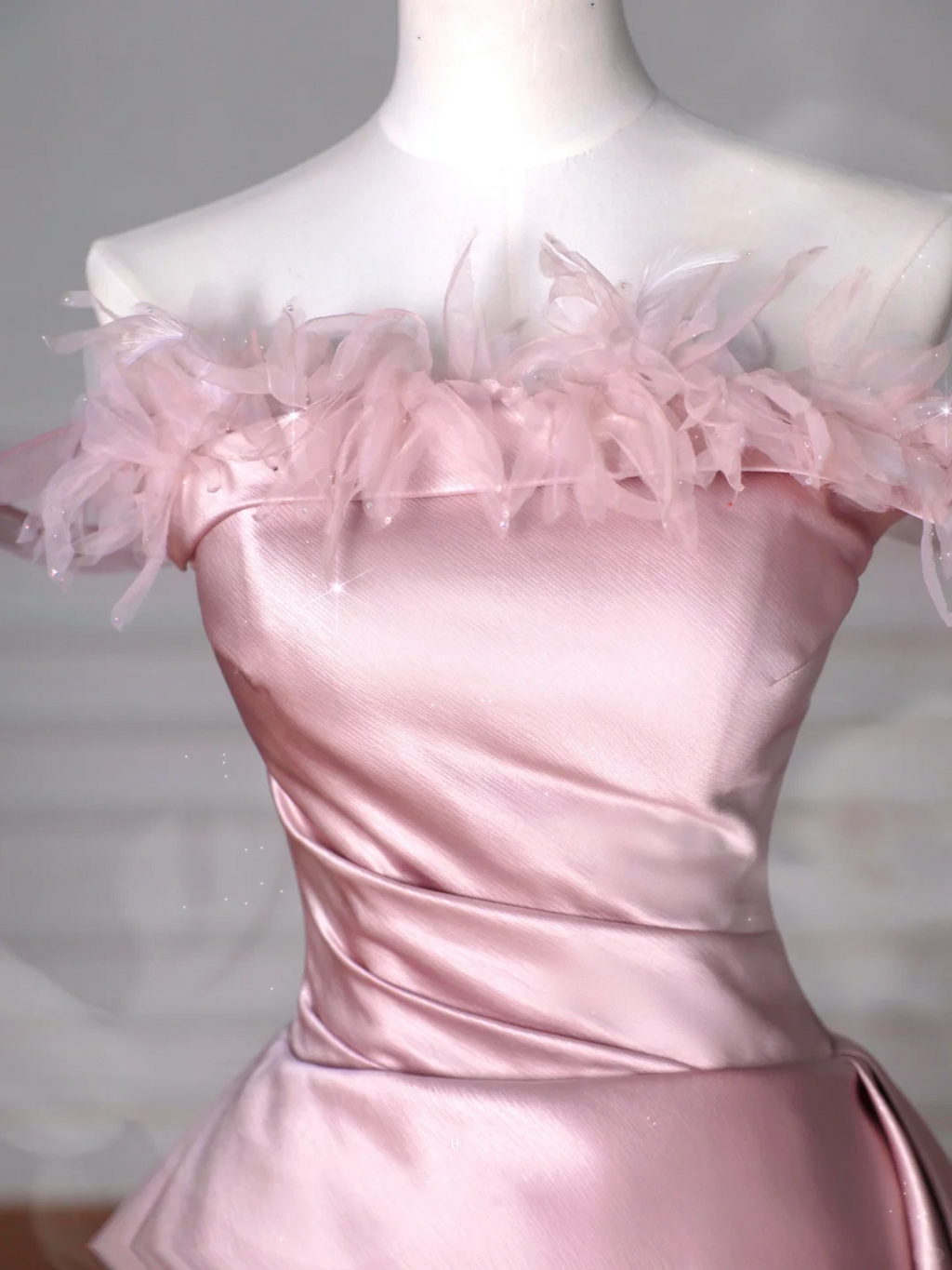 Elegante vestido de noche de tul satinado sin tirantes con cuello de plumas, corte en A, color rosa, Y8629