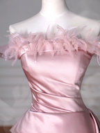 Elegante vestido de noche de tul satinado sin tirantes con cuello de plumas, corte en A, color rosa, Y8629