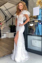 Paloma | Schulterfreies Ballkleid aus Spitze im Meerjungfrauen-Stil mit Federn