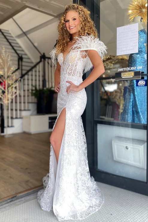 Paloma | Schulterfreies Ballkleid aus Spitze im Meerjungfrauen-Stil mit Federn