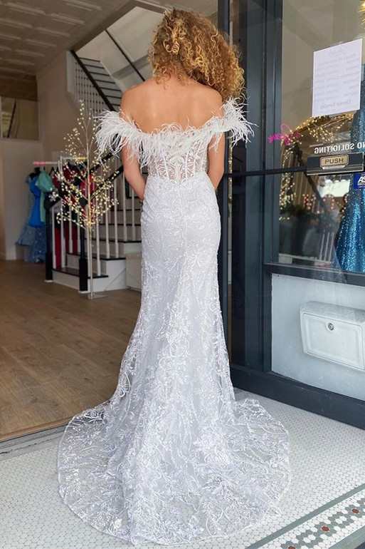 Paloma | Schulterfreies Ballkleid aus Spitze im Meerjungfrauen-Stil mit Federn